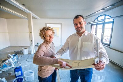 Busunternehmer aus dem Erzgebirge investiert in neuen Standort 1,3 Millionen Euro - René Lang und seine Frau Stephanie freuen sich darauf, endlich mehr Platz am neuen Standort in Aue zu haben. Gekauft hat er dafür das Gelände des in Insolvenz gegangenen Industrieofenbauers.