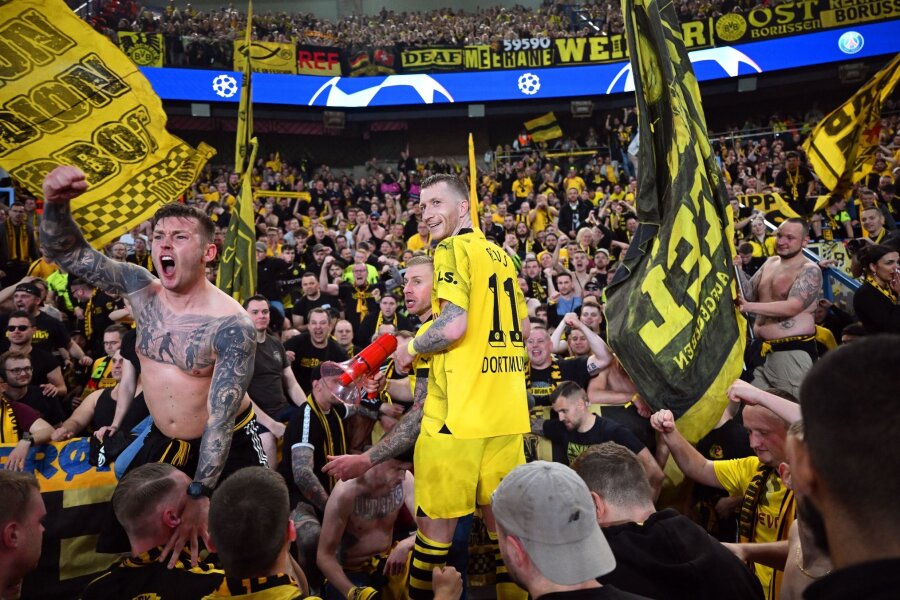 BVB im Partyrausch: Wembley als historischer Coup - Dortmunds Marco Reus (M) jubelt mit den mitgereisten Fans über den Einzug ins Champions-League-Finale.