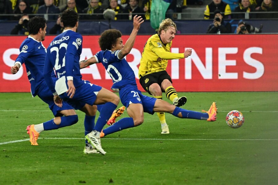 BVB jetzt gegen Paris: "Sind auch langsam mal am Zug" - Dortmunds Julian Brandt (r) erzielt das Tor zum 1:0 gegen Atlético Madrid.