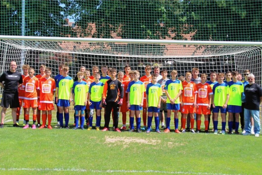 C-Jugend-Kicker helfen Fraureuther Familie - Die Fußballer der C-Jugend von Neukirchen und Fraureuth spielten Fußball und sammelten auch für Familie Hendel.