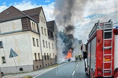 C-Klasse-Mercedes brennt in Werdau komplett aus - Ein Mercedes ist am Dienstag gegen 16 Uhr auf der Straße Sorge (B 175) in Werdau in Brand geraten.