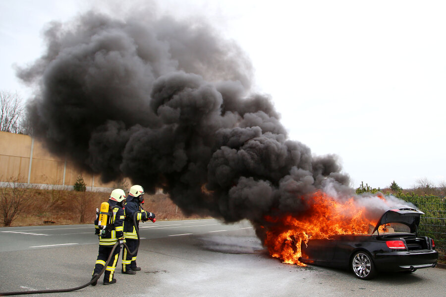 Cabrio brennt nahe der A4 bei Hohenstein-Ernstthal komplett aus - 