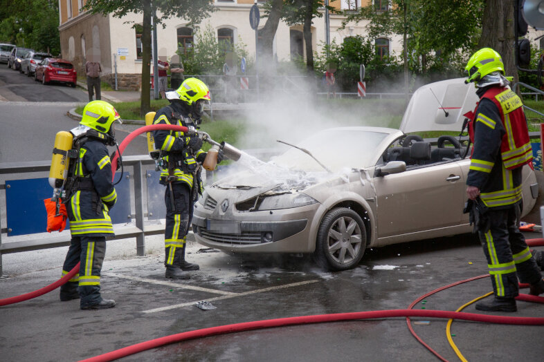 Cabrio gerät in Brand - Ein Renault Cabrio ist am Mittwochnachmittag auf der Adam-Ries-Straße in Annaberg-Buchholz in Brand geraten.
