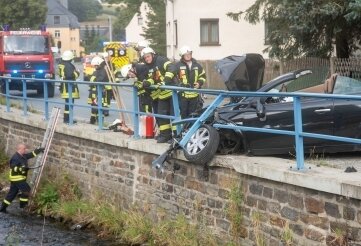 Cabrio prallt gegen Ufermauergeländer - Beim Aufprall auf das Geländer sind Fahrwerk und Motorraum stark beschädigt worden.