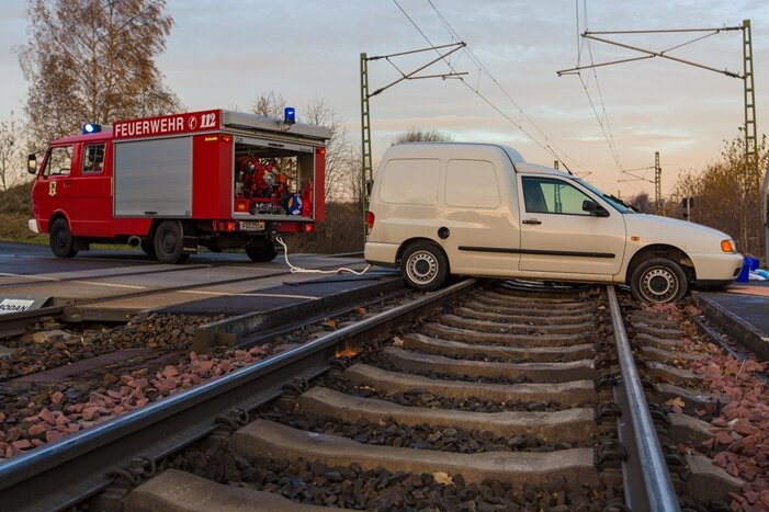 Caddy bleibt auf Bahnübergang in Kleinschirma stecken - Laster im Gleisbett in Chemnitz - Ein VW Caddy blieb am Bahnübergang in Kleinschirma stecken.