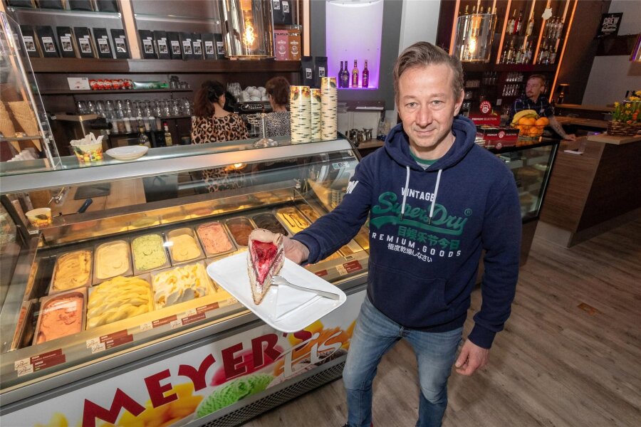 Café Meyer’s in Limbach-Oberfrohna: Neueröffnung pünktlich zum Jubiläum - Sascha Baumann bietet im neu eröffneten Café Meyer's neben Kuchen und Eis mit Burgern und Salaten auch eine rustikale Küche an.