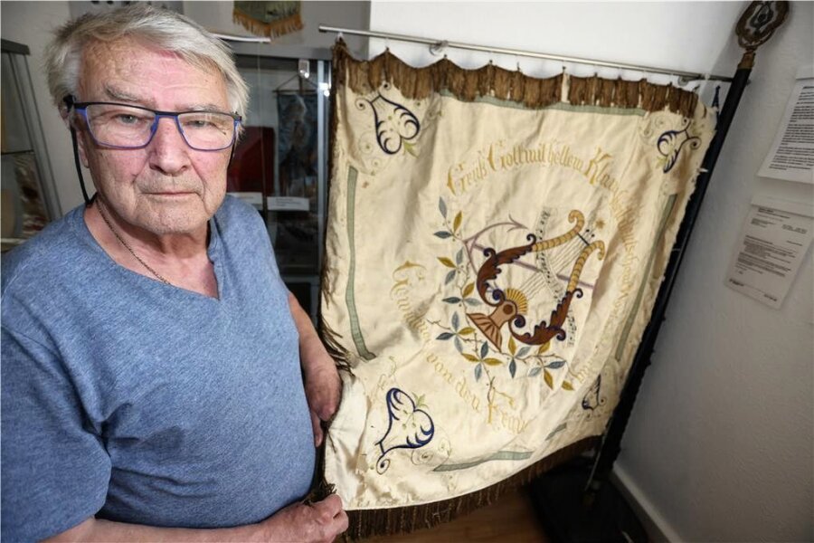 Cainsdorf: Wie alles begann und wie es sich entwickelte - Hans Ulrich Schmiedel zeigt die Vereinsflagge des Männerchorvereins „Harmonia“. Die Flagge soll restauriert werden.