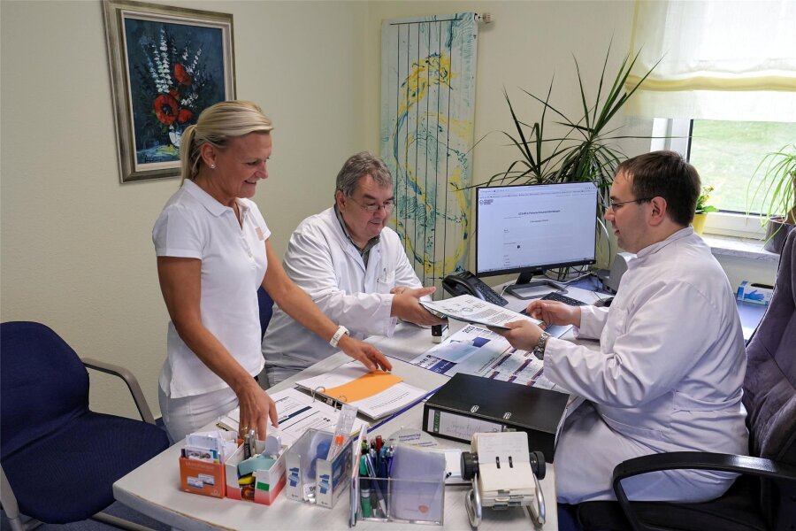 Callenberger Patienten haben künftig Einfluss auf die bundesweite ärztliche Versorgung - Christoph Lohmann (rechts), Rainer Lohmann und Schwester Anke Kretzschmar: Bei den Forschungsprojekten arbeitet die gesamte Praxis mit.