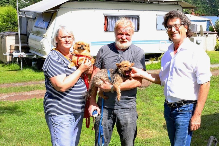 Elmar Burgard (rechts) begrüßt Elisabeth und Andreas Allenstein aus Altenburg, die mit ihren beiden Hunden Bello und Krümmel zum ersten Mal auf dem Campingplatz an der Kober eingecheckt haben. 