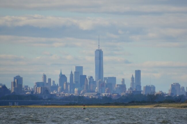 Blick vom Naturschutzgebiet Jamaica Bay auf Manhattan mit dem neuen World Trade Center. 