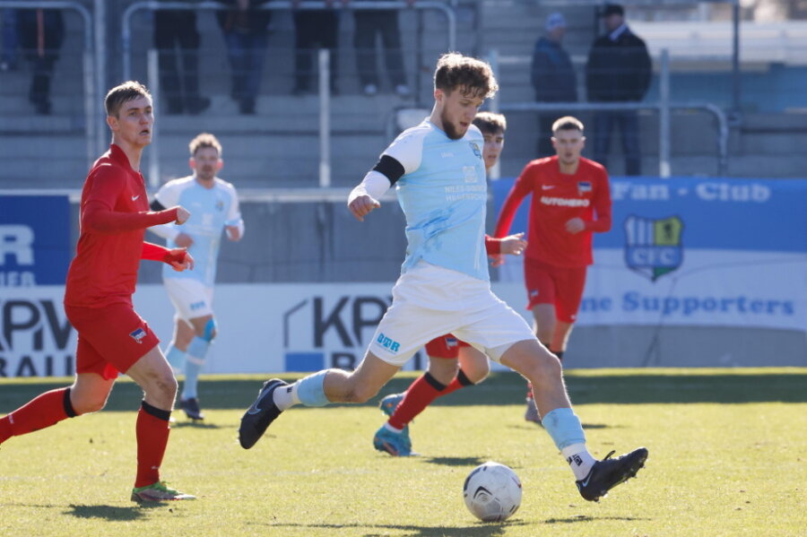 Campulka verlängert Vertrag beim Chemnitzer FC - Tim Campulka am Ball (blaues Trikot im Vordergrund)