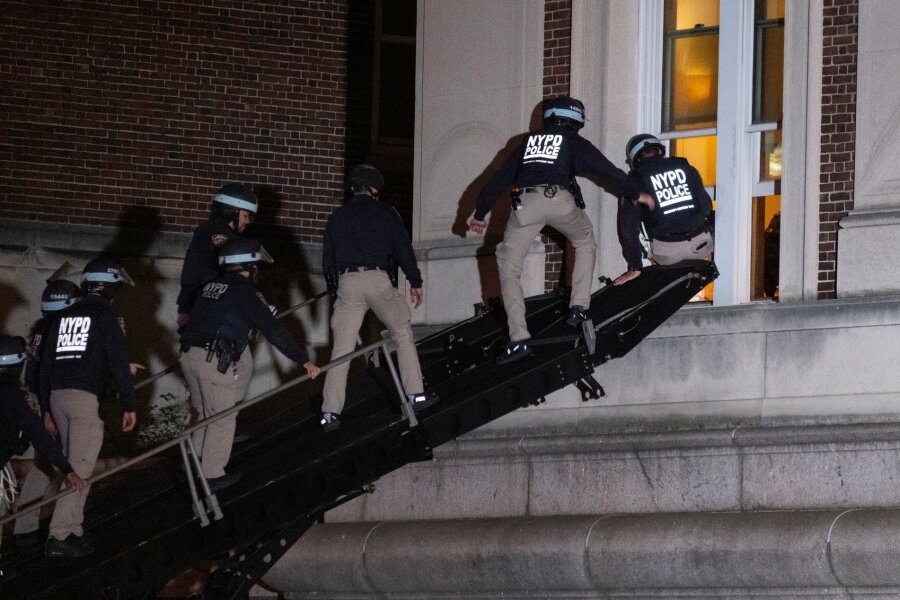 Campus-Protest in New York: Polizei räumt besetztes Gebäude - Die New Yorker Polizei dringt in das obere Stockwerk der Hamilton Hall auf dem Campus der Columbia University in New York ein.