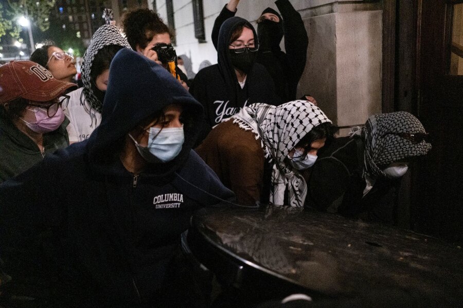 Campus-Proteste: Columbia-Studierende besetzen Gebäude - Studierende blockieren den Eingang der Hamilton Hall an der Columbia University in New York nach der Besetzung.