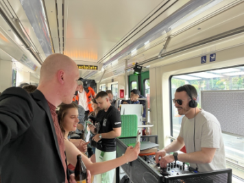 Mit der Festivalbahn von Chemnitz nach Mittweida. Am Mittwochnachmittag erwartete die Fahrtgäste der C14 ein DJ, bunte Lichter und eine tanzende Menge. 