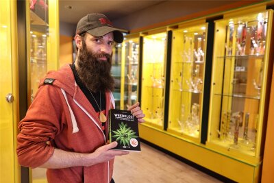 Cannabis: Großes Interesse an Anbauprodukten in Zwickau - Mitarbeiter John Gerschler freut sich über die große Nachfrage im „Chillhouse“ Zwickau.