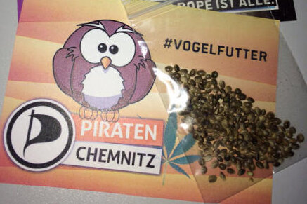 Cannabis-Samen: Verfahren gegen Chemnitzer Piraten-Politiker eingestellt - Solche Tüten mit Vogelfutter hatte die Polizei im Frühjahr vergangenen Jahres in der Chemnitzer Geschäftsstelle der Partei beschlagnahmt. Foto: Piraten