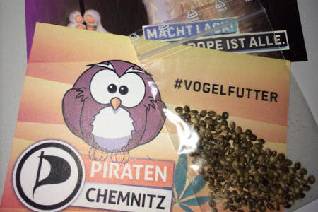 Cannabis: Strafbefehl gegen Funktionär der sächsischen Piraten - Solche Tüten mit Vogelfutter hatte die Polizei im Frühjahr vergangenen Jahres in der Chemnitzer Geschäftsstelle der Partei beschlagnahmt. Foto: Piraten