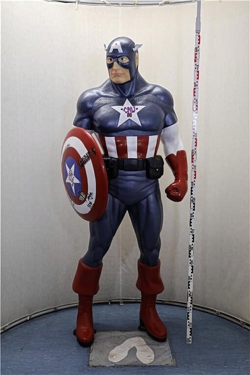 Captain-America-Figur in Plauener Wohnung gefunden - Die entwendete Captain-America-Figur wurde von der Polizei vermessen.