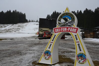 Carlsfeld: Organisatoren sagen Skifasching ab - Der Skifasching am Samstag in Carlsfeld ist abgesagt worden. Der Regen der Nacht hatte den Skihang am Hirschkopf in eine Eispiste verwandelt.