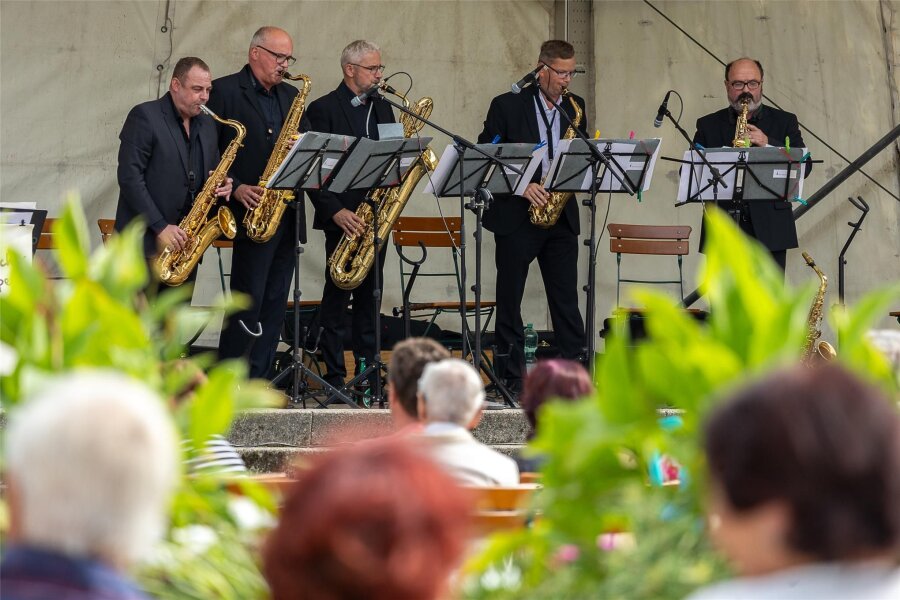 Carlsfelder Musikanten spielen erstmals beim Treffen auf Rodewischs Schlossinsel - Bereits im Herbst 2023 gab es beim Musikantentreffen auf der Insel eine Premiere: Damals trat das Saxophonquintett aus Klingenthal auf.