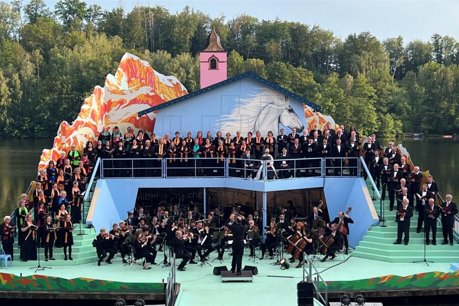 Carmina Burana auf der Seebühne Kriebstein - Die Seebühne bot den Sängern und Musikern für Carl Orffs „Carmina Burana“ ein passendes Ambiente.