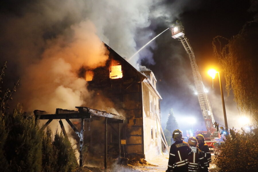 Carport-Brand in Röhrsdorf springt auf Wohnhaus über - Das Wohnhaus wurde durch das Feuer komplett zerstört.
