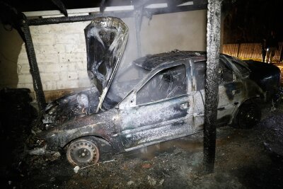 Carport und Opel in Flammen - 