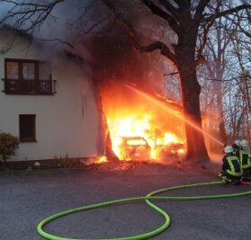 Carport und Unrat in Flammen - In Penig fing ein Carport an einem Wohnhaus Feuer. 