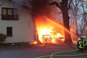 Carport und Unrat in Flammen - In Penig fing ein Carport an einem Wohnhaus Feuer. 