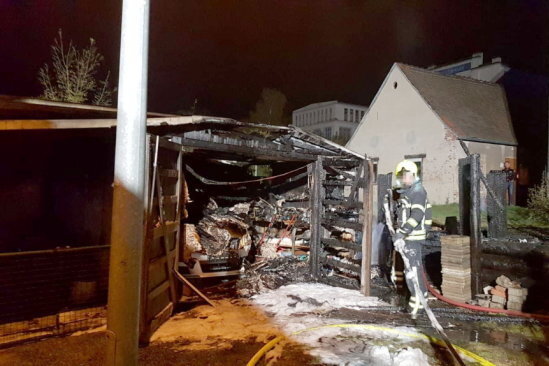 Carportbrände mit Millionenschaden in Chemnitz: 16-Jähriger verdächtig - Im Oktober brannte eine Garage an der Chemnitzer Straße in Wittgensdorf komplett aus.