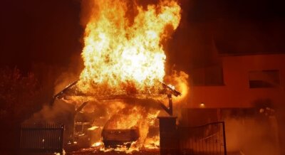 Carportbrand: Familie beklagt hohen Schaden - Ein Carport mit einem Mitsubishi ist in der Nacht zum Mittwoch an einem Wohnhaus an der Unteren Hauptstraße in Niederlichtenau völlig niedergebrannt. Die Polizei ermittelt wegen Brandstiftung.