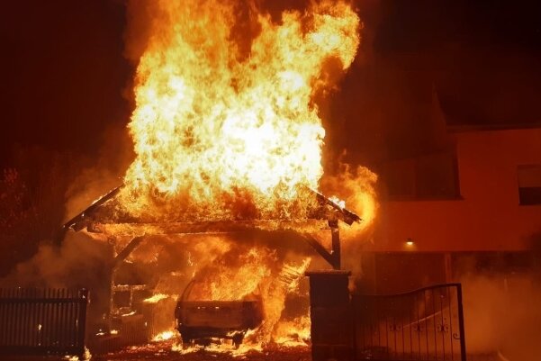 Carportbrand: Familie beklagt hohen Schaden - Ein Carport mit einem Mitsubishi ist in der Nacht zum Mittwoch an einem Wohnhaus an der Unteren Hauptstraße in Niederlichtenau völlig niedergebrannt. Die Polizei ermittelt wegen Brandstiftung.