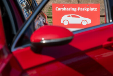 Carsharing in Sachsen: Freistaat in der Warteschleife? - Ein Auto parkt auf einem Parkplatz eines Carsharing-Anbieters. Besonders in Großstädten erfreut sich Carsharing großer Beleibtheit. 