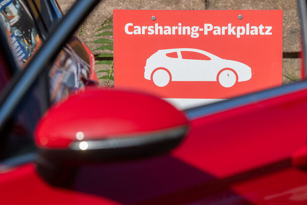 Carsharing in Sachsen: Freistaat in der Warteschleife? - Ein Auto parkt auf einem Parkplatz eines Carsharing-Anbieters. Besonders in Großstädten erfreut sich Carsharing großer Beleibtheit. 