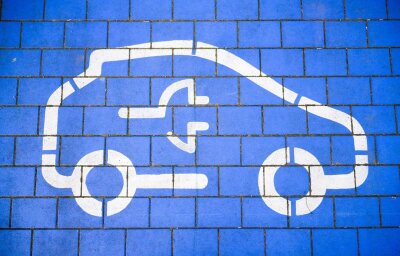 Carsharing- und Mietwagen: Zögerliche Umstellung auf E-Autos - Aufgrund der geringeren Reichweite müssten E-Autos häufiger aufgeladen werden als Verbrenner betankt (Symbolbild).