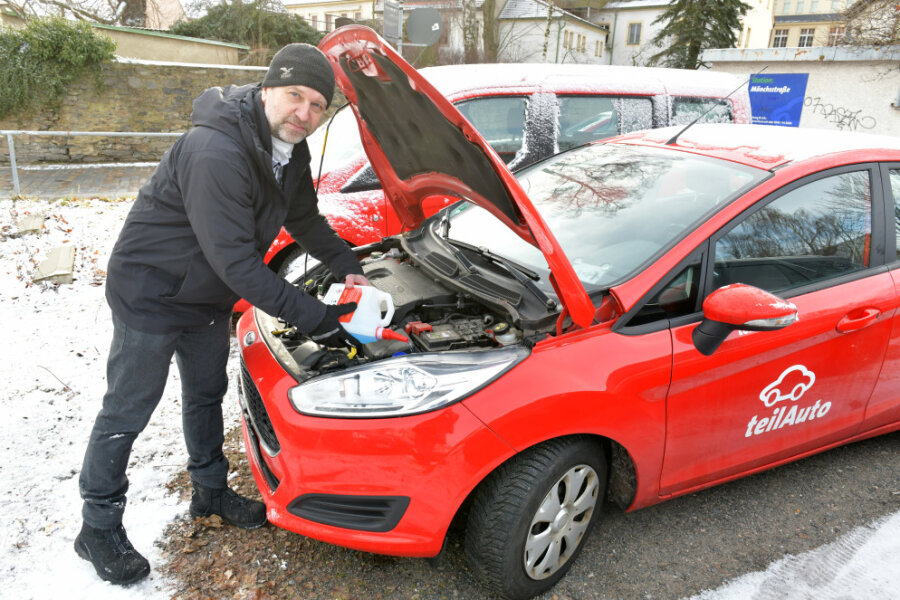 Thomas Oppermann aus Freiberg ist Fahrzeugwart an einem Ford Fiesta, füllt hier Frostschutz in die Scheibenwaschanlage nach. 