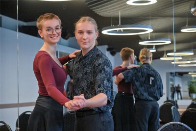 Casting für den Chemnitzer Opernball: Paare kämpfen um Platz für eine rauschende Ballnacht - Emma und Arwed Kirmse sind eines von knapp 30 Tanzpaaren, die als Debütanten beim Opernball dabei sein wollen.