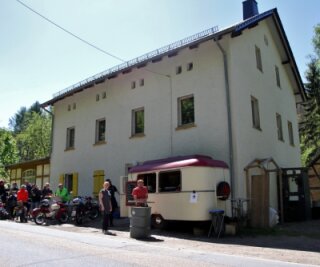 Catering-Chef baut ehemaligen Gasthof wieder auf - Viele Ausflügler kamen am Pfingstmontag zum Imbissstand an der "Kleinen Schweiz". Veikko Scheibner (vorn rechts) hat das Gebäude erworben und will die Gastwirtschaft wiederbeleben.