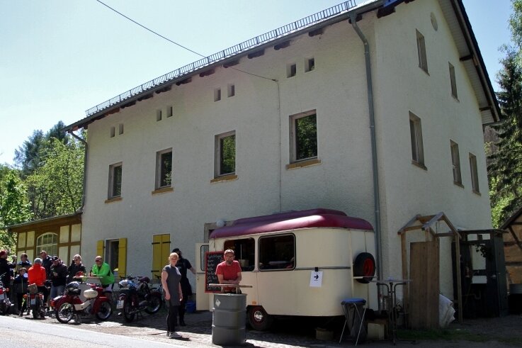 Viele Ausflügler kamen am Pfingstmontag zum Imbissstand an der "Kleinen Schweiz". Veikko Scheibner (vorn rechts) hat das Gebäude erworben und will die Gastwirtschaft wiederbeleben.