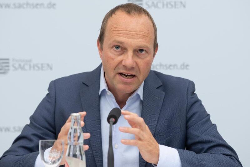 Wolfram Günther (Die Grünen), Umwelt- und Agrarminister von Sachsen, spricht auf einer Pressekonferenz.
