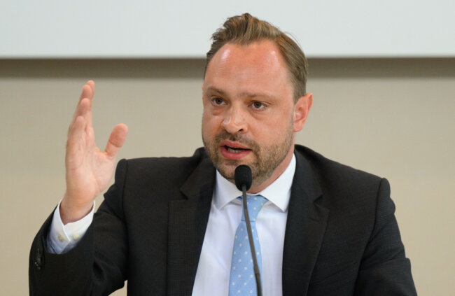 Alexander Dierks, Generalsekretär der CDU Sachsen, spricht in der Landespressekonferenz im Landtag nach den Landrats- und Bürgermeisterwahlen in Sachsen.