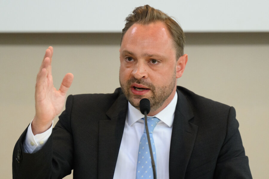 CDU bangt nach Landratswahl um drei südwestsächsische Landkreise - Alexander Dierks, Generalsekretär der CDU Sachsen, spricht in der Landespressekonferenz im Landtag nach den Landrats- und Bürgermeisterwahlen in Sachsen.