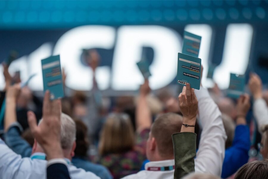 CDU beschließt Grundsatzprogramm: Freiheit, Leitkultur und abgemilderte Wehrpflicht - Die Delegierten stimmen beim CDU-Bundesparteitag über einen Antrag zur Zukunft der Wehrpflicht ab. Die Junge Union setzte sich mit der Forderung nach einer schrittweisen Rückkehr zur Wehrpflicht durch.