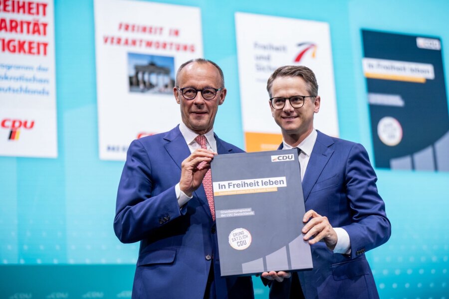 CDU beschließt neues Grundsatzprogramm - Friedrich Merz (l) und Carsten Linnemann präsentieren das neue Grundsatzprogramm der CDU.