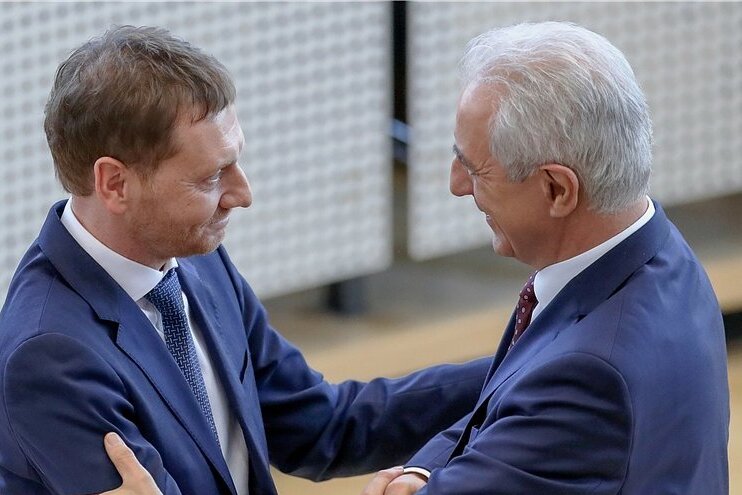 CDU diskutiert Verfallsdatum für Ministerpräsidenten - Stabübergabe Mitte Dezember in Dresden: Stanislaw Tillich (rechts) wünscht Michael Kretschmer (beide CDU), seinem Nachfolger im Amt des sächsischen Ministerpräsidenten, Glück.