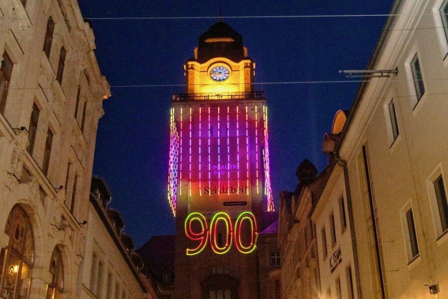 CDU-Fraktion: LED-Lichternetz am Plauener Rathaus soll auch 2023 leuchten - Leuchtet ab Einbruch der Dunkelheit: ein riesiges LED-Lichternetz am Plauener Rathausturm. Eigentlich sollte es nur bis zum Herbst in Betrieb sein. Doch nun gibt es Stimmen, die Aktion auch über den Jahreswechsel hinaus zu verlängern.