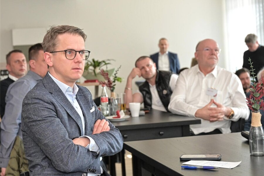 CDU-Generalsekretär Linnemann: „Brauchen wieder eine Mentalität des Machens“ - CDU-Generalsekretär Carsten Linnemann beim Gespräch mit Unternehmern in Niederdorf bei Stollberg.
