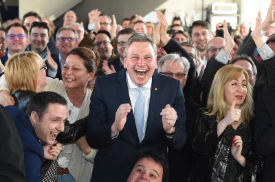 CDU gewinnt Saar-Wahl - Große Koalition möglich - Anhänger der CDU jubeln am 26.03.2017 in Saarbrücken (Saarland) nach der Landtagswahl.