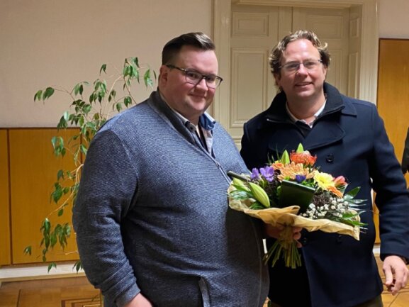 Karsten Schultz (links) freut sich über die Glückwünsche von Oberwieras Bürgermeister Holger Quellmalz. 