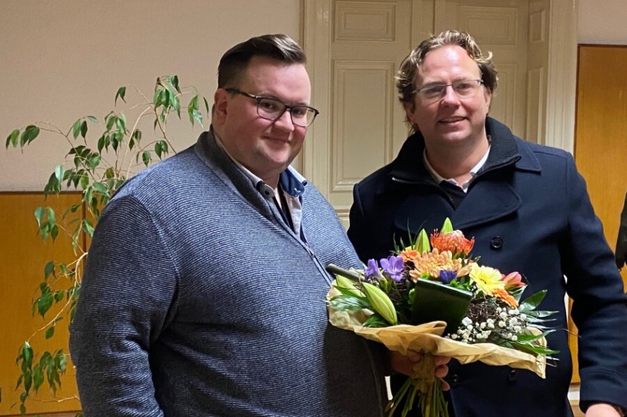 CDU-Kandidat gewinnt Bürgermeisterwahl in Remse - Karsten Schultz (links) freut sich über die Glückwünsche von Oberwieras Bürgermeister Holger Quellmalz. 